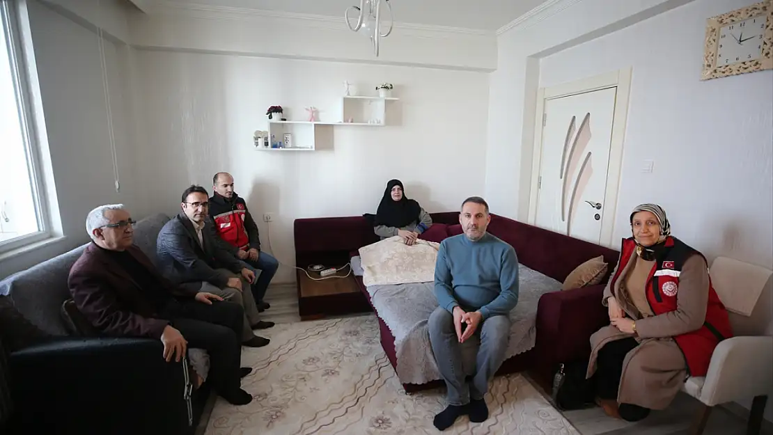Muş'ta 12 yıldır yürüyemeyen eşine sevgiyle bakıyor