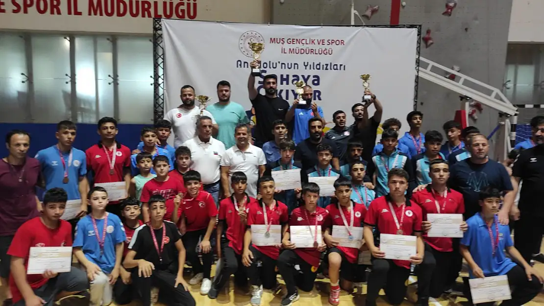 Muş'ta 17 ilden 255 sporcu güreş müsabakalarını başarıyla tamamlandı