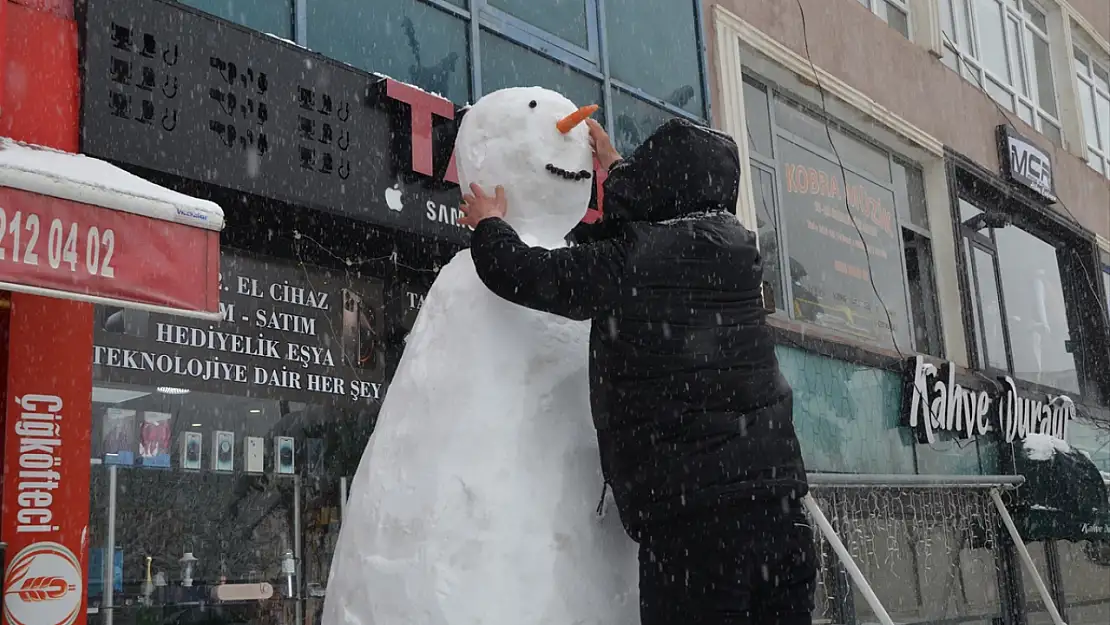 Muş'ta 2,5 metrelik kardan adam