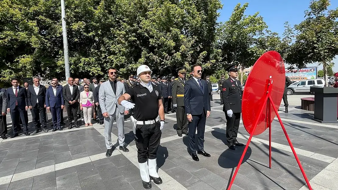 Muş'ta 30 Ağustos Zafer Bayramı coşkuyla kutlandı: Çelenk sunumu ve tebrik töreni!