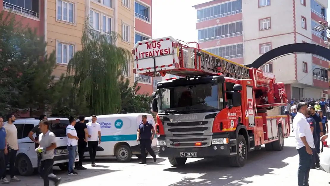 Muş'ta 7 katlı bina yangınında 6 kişi dumandan etkilendi, müdahale tartışma konusu oldu