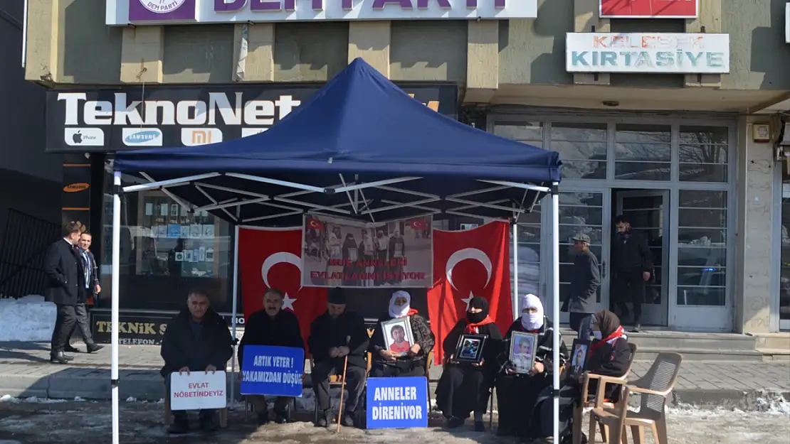 Muş'ta aileler DEM Parti önünde evlat nöbetini sürdürüyor