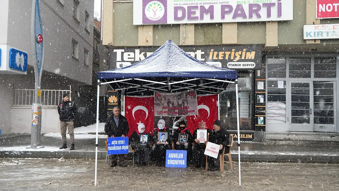 Muş'ta aileler kar altında evlat nöbetini sürdürüyor