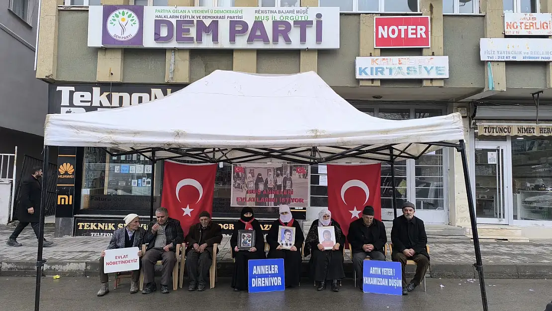 Muş'ta ailelerin DEM Parti önündeki evlat nöbeti sürüyor