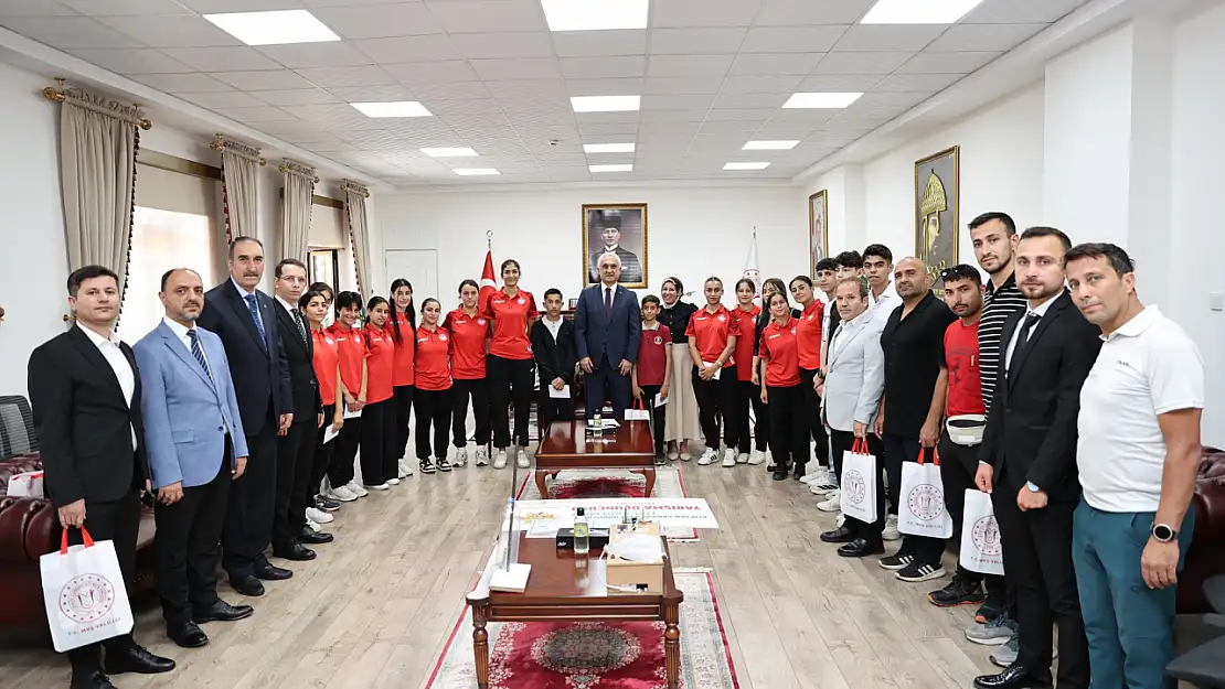 Muş'ta Başarılı Öğrencilere Vali'den Destek ve Ödül Ziyareti