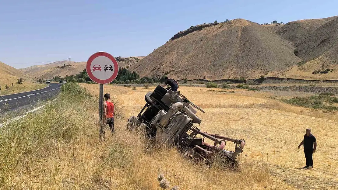 Muş'ta beton pompası taşıyan tır, şarampole devrildi sürücünün durumu iyi