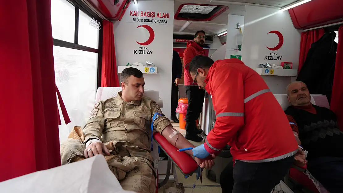 Muş'ta 'Birbirimize Candan Bağlıyız' kan bağışı kampanyasına yoğun ilgi