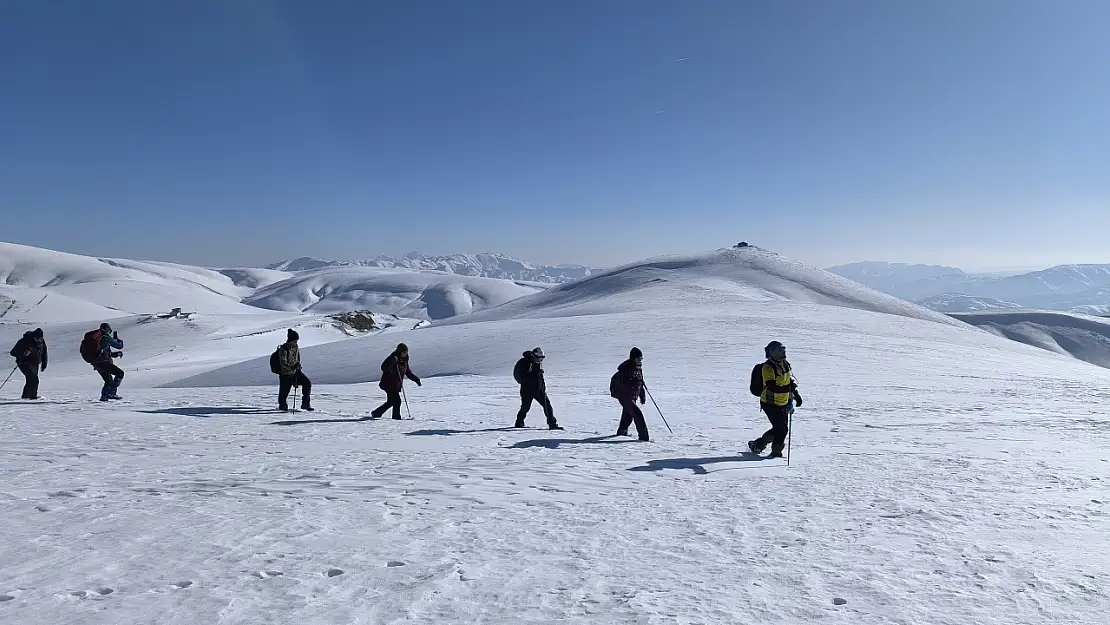 Muş'ta doğa tutkunları 2.600 rakımlı Çavuştepe zirvesine tırmandı