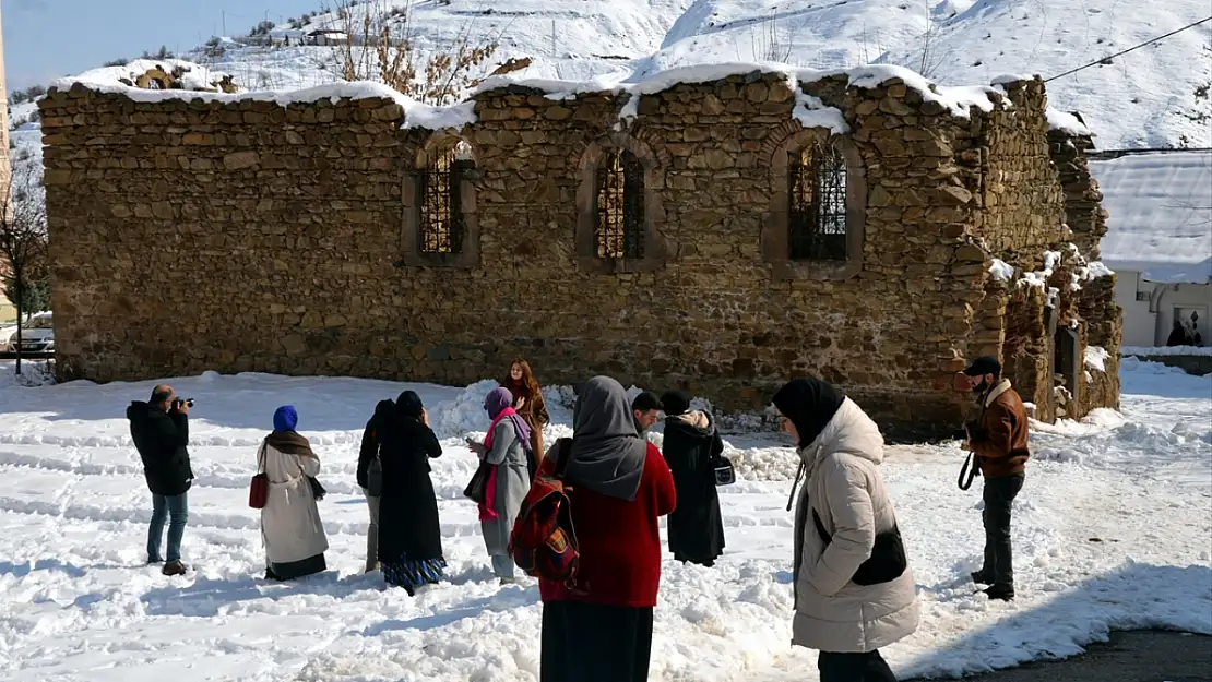 Muş'ta fotoğrafçılık kursiyerleri tarihi mekanları ve donan şelaleleri görüntüledi