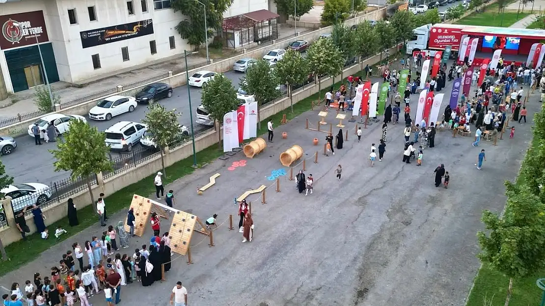 Muş'ta Geleneksel Oyunlar Tırı, Çocuklarla Renklendi!