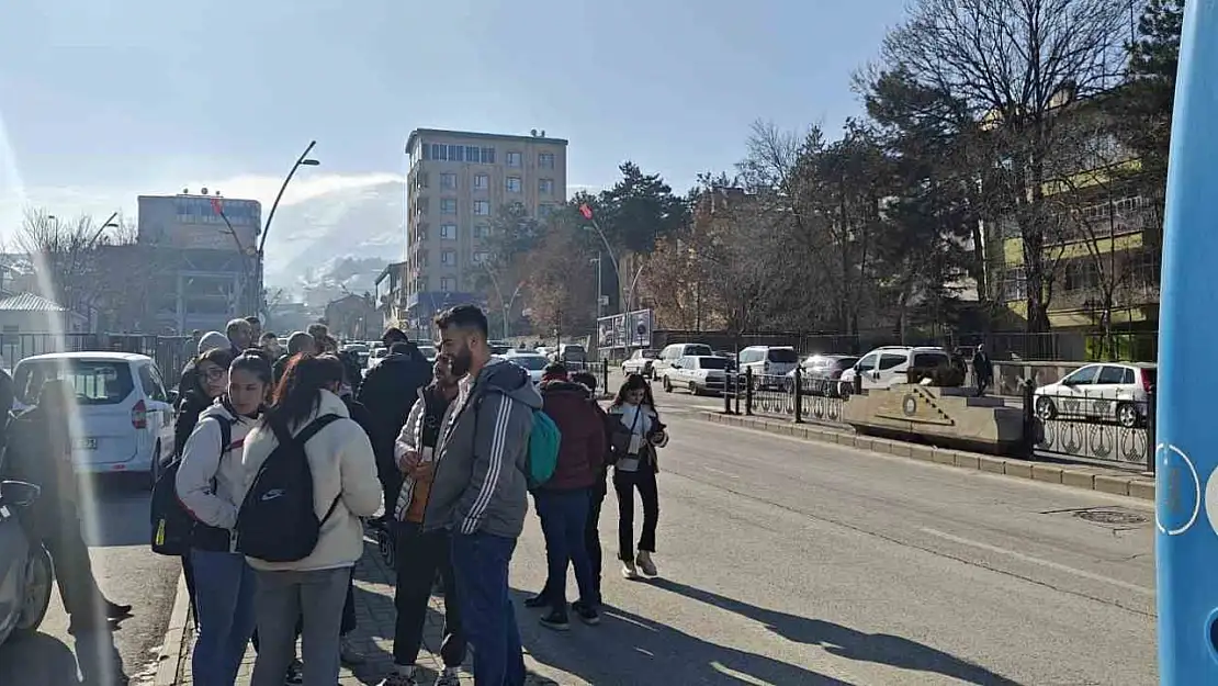 Muş'ta güzergah krizinden dolayı öğrenciler sınava gidemedi