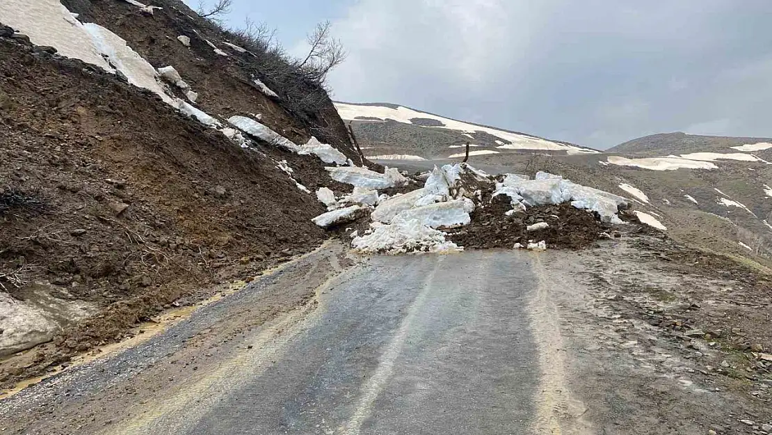 Muş'ta Heyelan Sonrası Yol Hızla Yeniden Açıldı, Sürücülere Dikkat Uyarısı!
