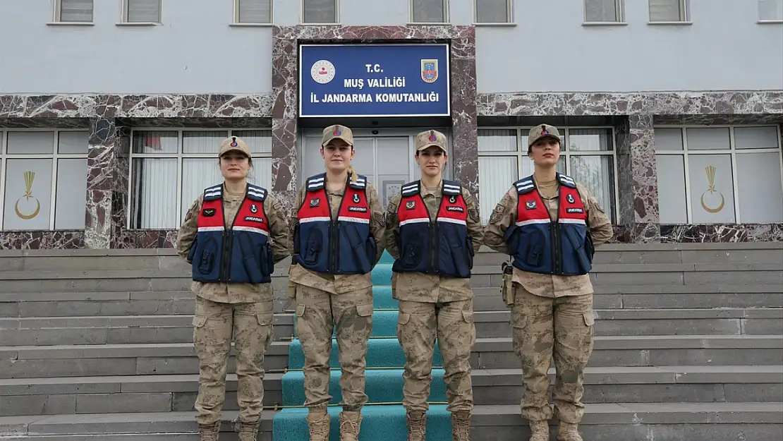 Muş'ta kadın komutanlar köy köy gezerek KADES'i tanıtıyor