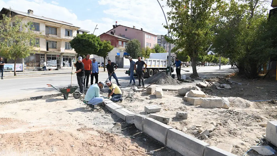 Muş'ta Kaldırım Yenileme Çalışmaları Sürüyor