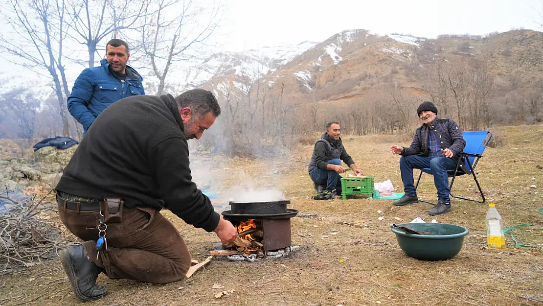 Muş'ta Kalehan Barajı'nda balık ekmek keyfi yaptı