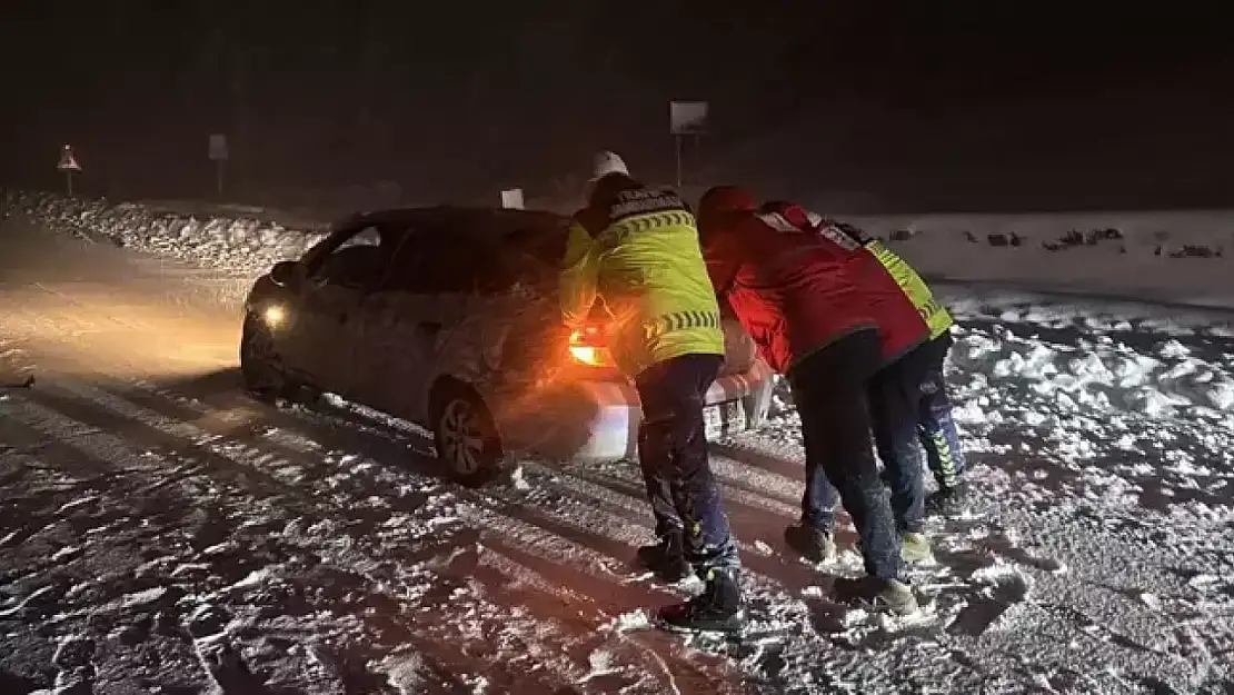 Muş'ta karda mahsur kalan 50 araç kurtarıldı