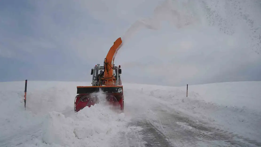 Muş'ta karla kaplanan yol sonunda ulaşıma açıldı