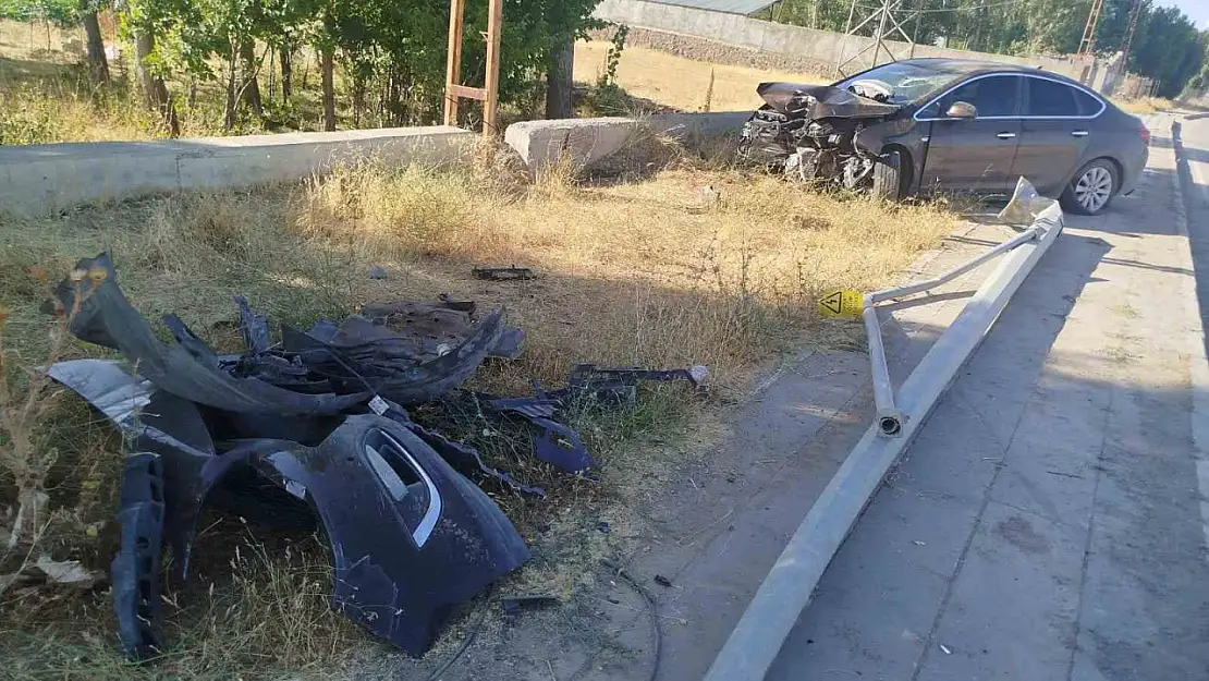 Muş'ta kontrolden çıkan otomobil direğe çarparak kaza yaptı, sürücü yaralandı