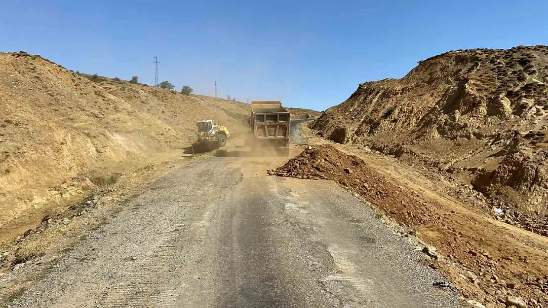 Muş'ta köy yollarında genişletme çalışmaları sürüyor, ulaşım güvenliği artıyor