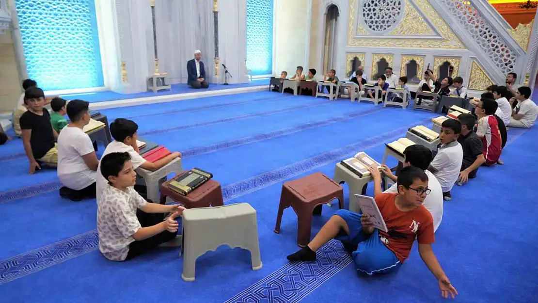 Muş'ta Kur'an Kursu Öğrencilerine Hediyeler ve Spor Forması Dağıtıldı