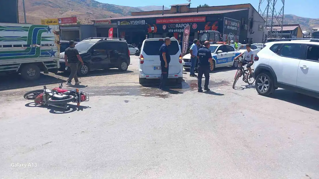 Muş'ta Motosiklet ve Hafif Ticari Araç Çarpıştı: 2 Kişi Yaralandı