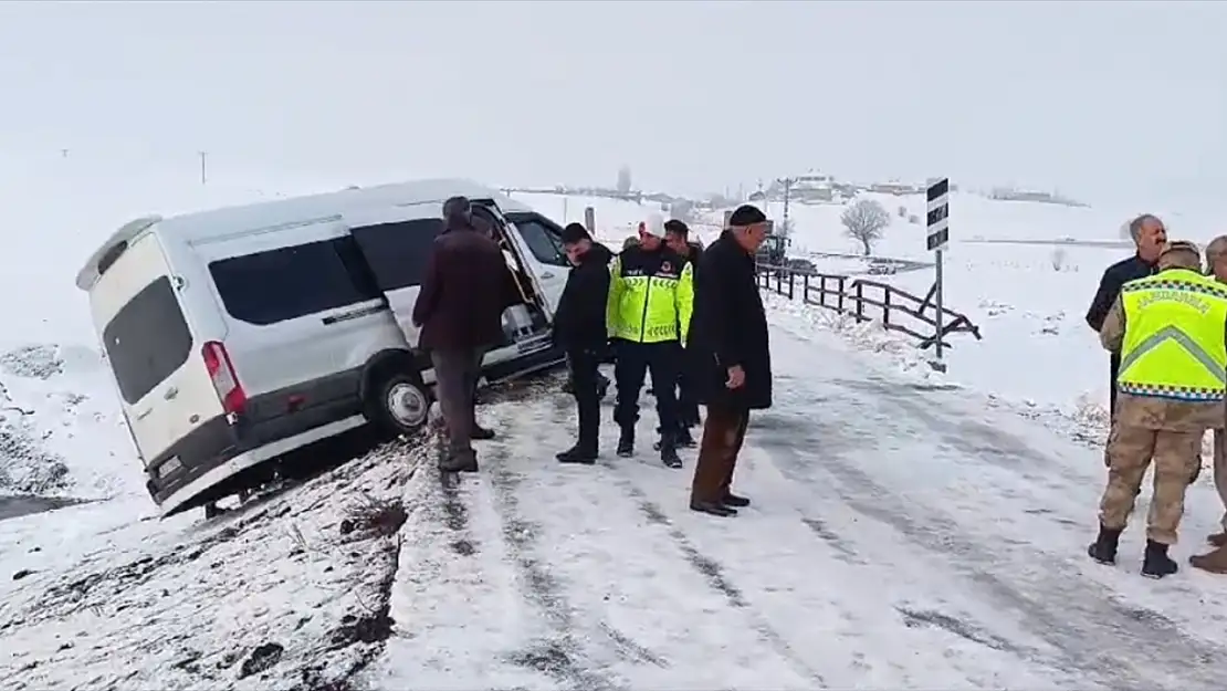 Muş'ta öğretmen servisi kaza yaptı: 8 yaralı