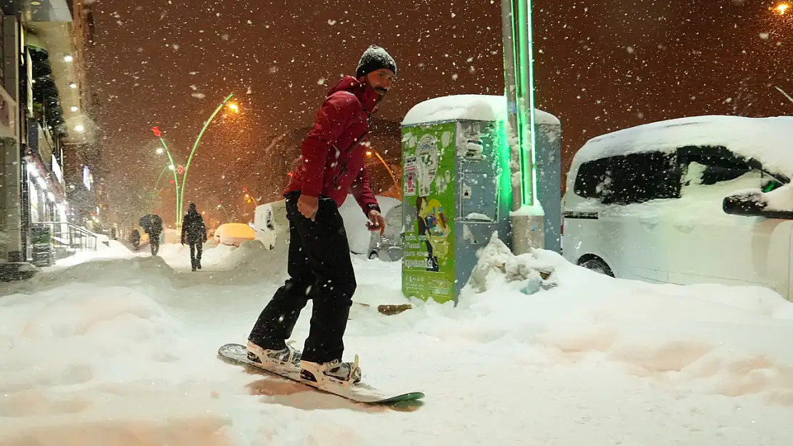 Muş'ta şehir merkezinde snowboard keyfi