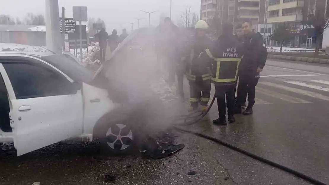 Muş'ta seyir halindeki otomobil alev aldı