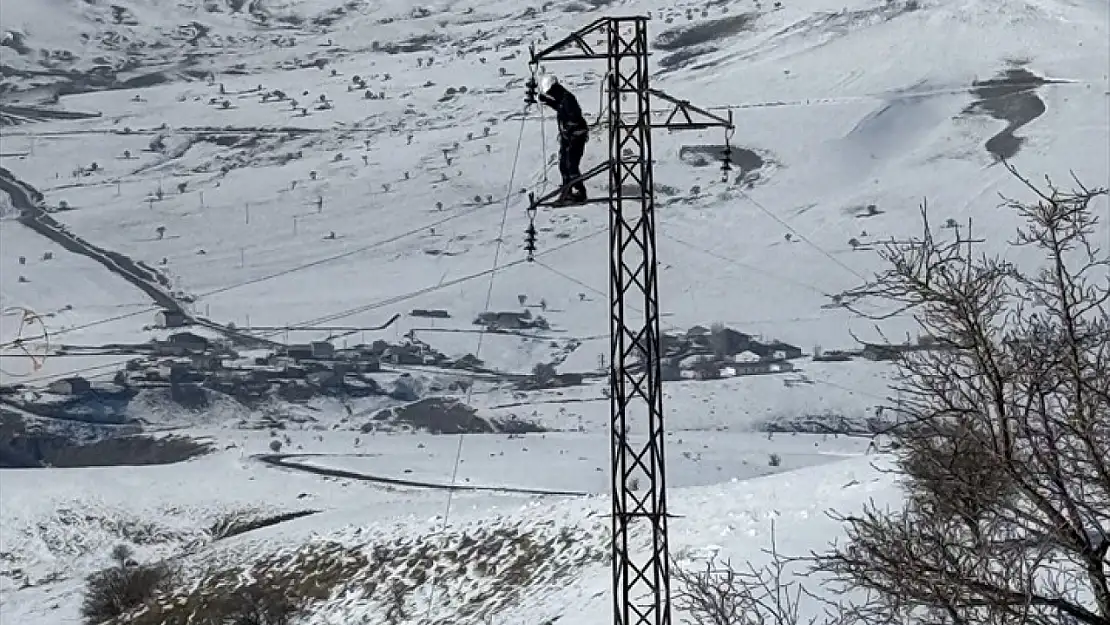 Muş'ta VEDAŞ ekipleri zorlu kış şartlarında kesintisiz enerji için çalışıyor