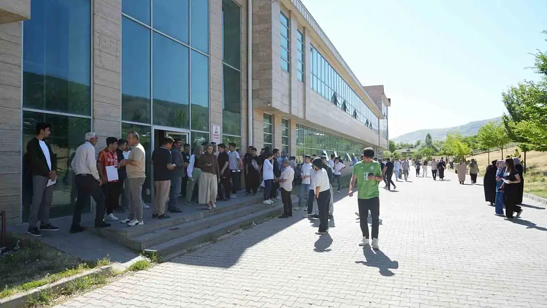 Muş'ta YKS AYT Sınavı Başladı, Kızılay'dan Öğrenci Yakınlarına İkramlar!