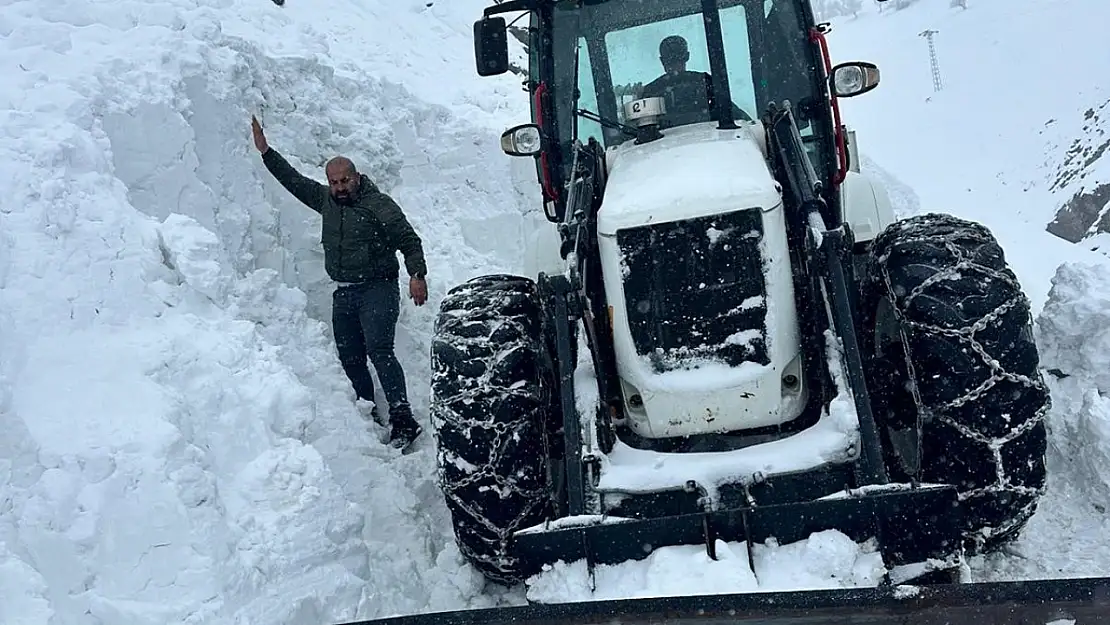 Muş'ta yol açma çalışması sırasında iş makinesinin üzerine çığ düştü