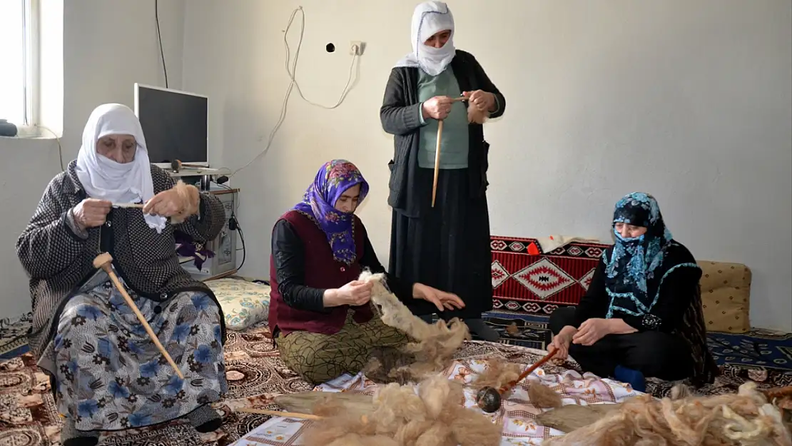 Muş'ta yün çorap geleneği yaşatılıyor