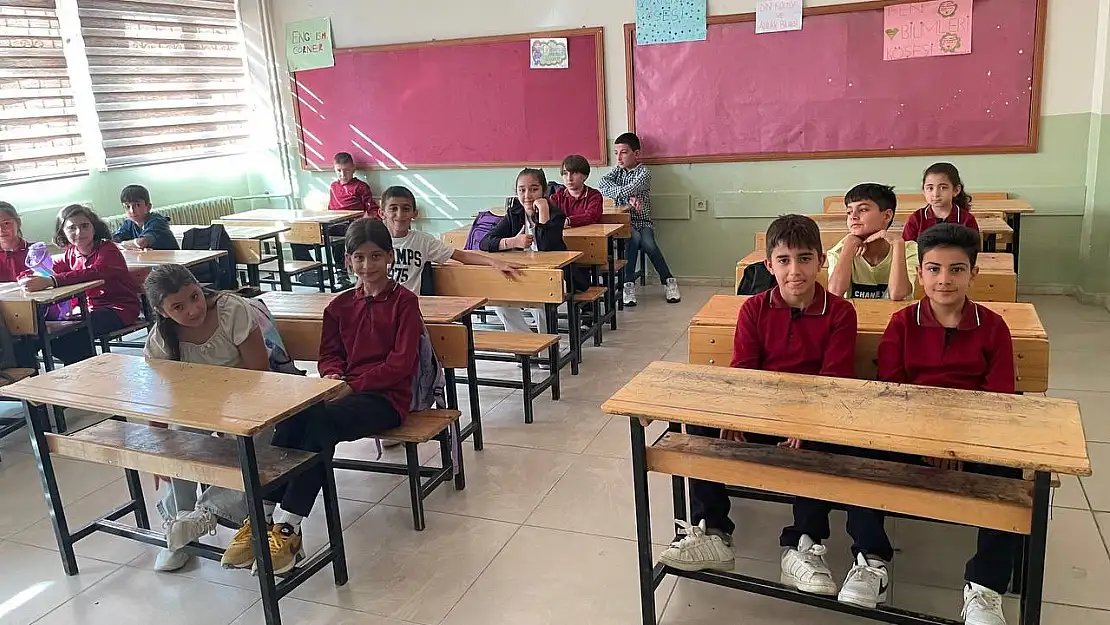Muş'un Malazgirt ilçesinde eğitim yılı coşkuyla başladı, 10 bin öğrenci ders başı yaptı!