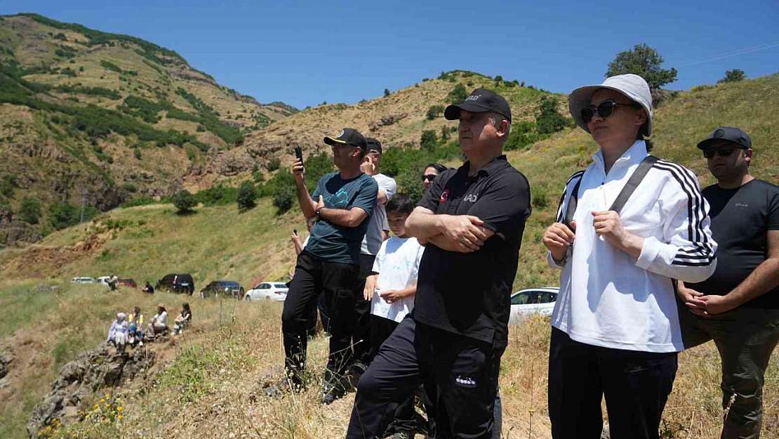 Muş Valisi Çakır ve Doğa Severler, Şehirdeki Eşsiz Doğal Güzellikleri Keşfe Çıktı