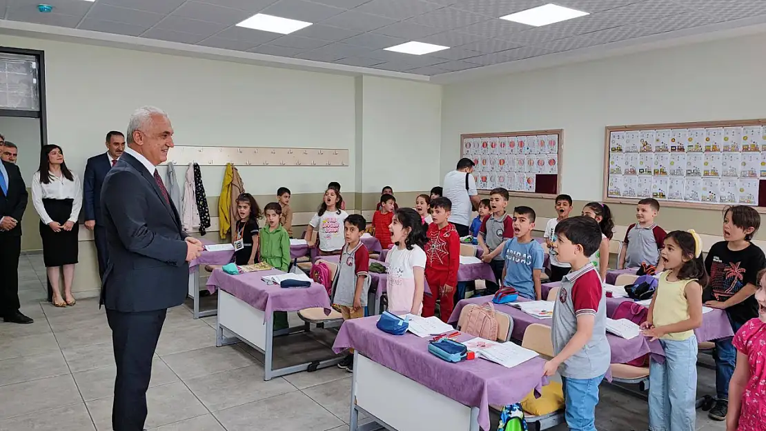 Muş Valisi, Fatih İlkokulu'nda öğrencilere ve öğretmenlere moral verdi