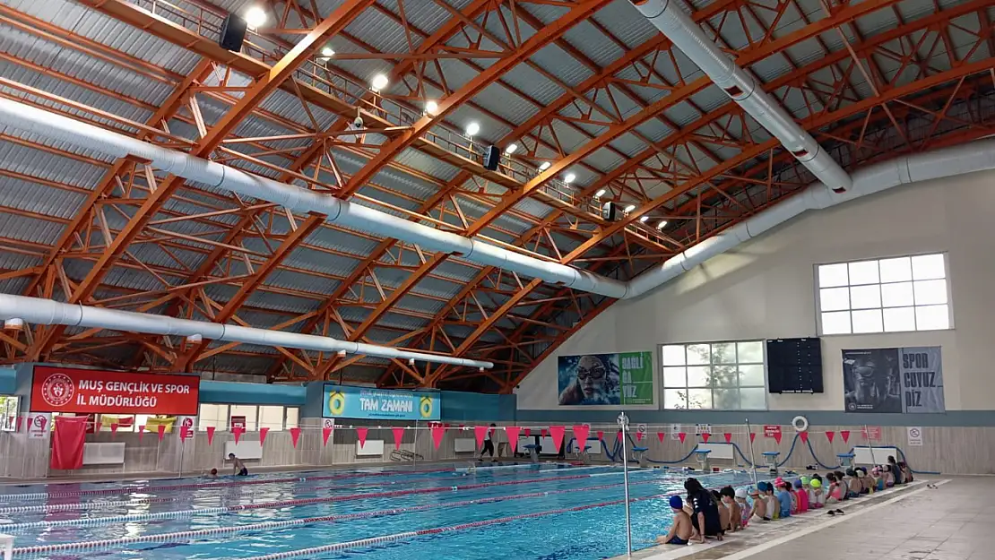 Muş Yarı Olimpik Yüzme Havuzu'nda Eğitimler Tüm Hızıyla Sürüyor