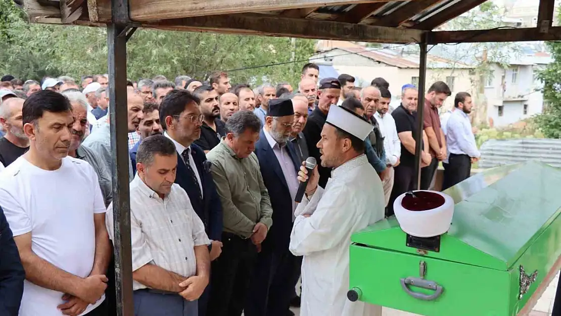 MÜSİAD eski Başkanı Fuat Demir'in babası Nihat Demir vefat etti, cenazeye birçok kişi katıldı