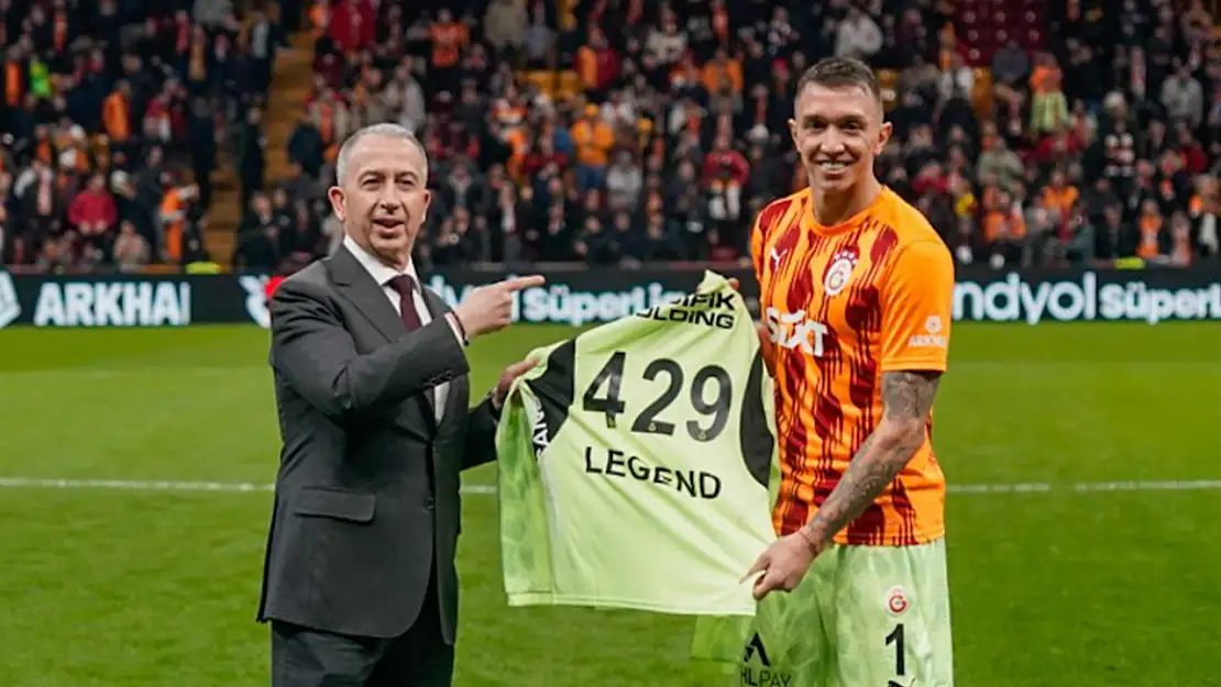 Muslera Galatasaray tarihine geçti