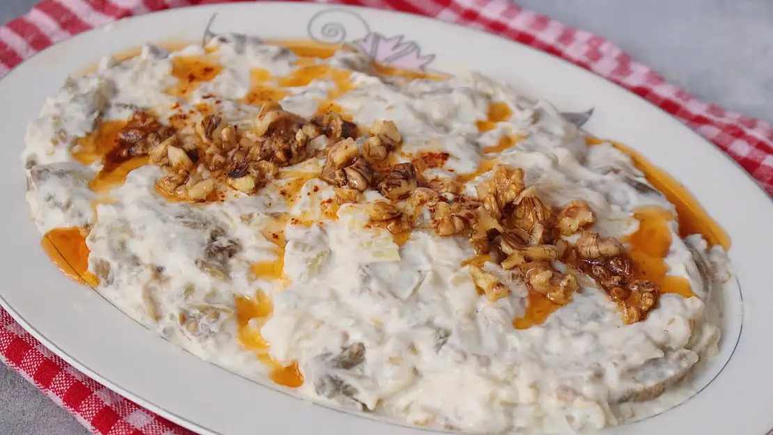 Mütebbel Tarifi: Közlenmiş Patlıcanın Tahin ve Yoğurtla Buluşması