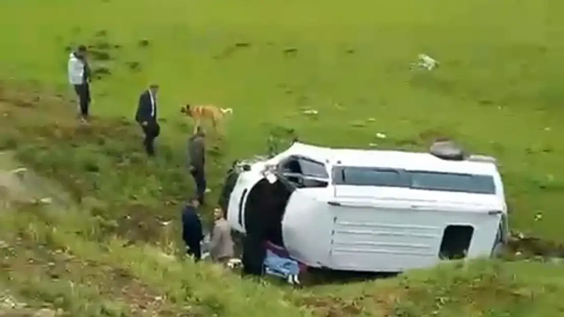 Mutki'de Şarampole Yuvarlanan Minibüste 2'si Ağır 5 Kişi Yaralandı