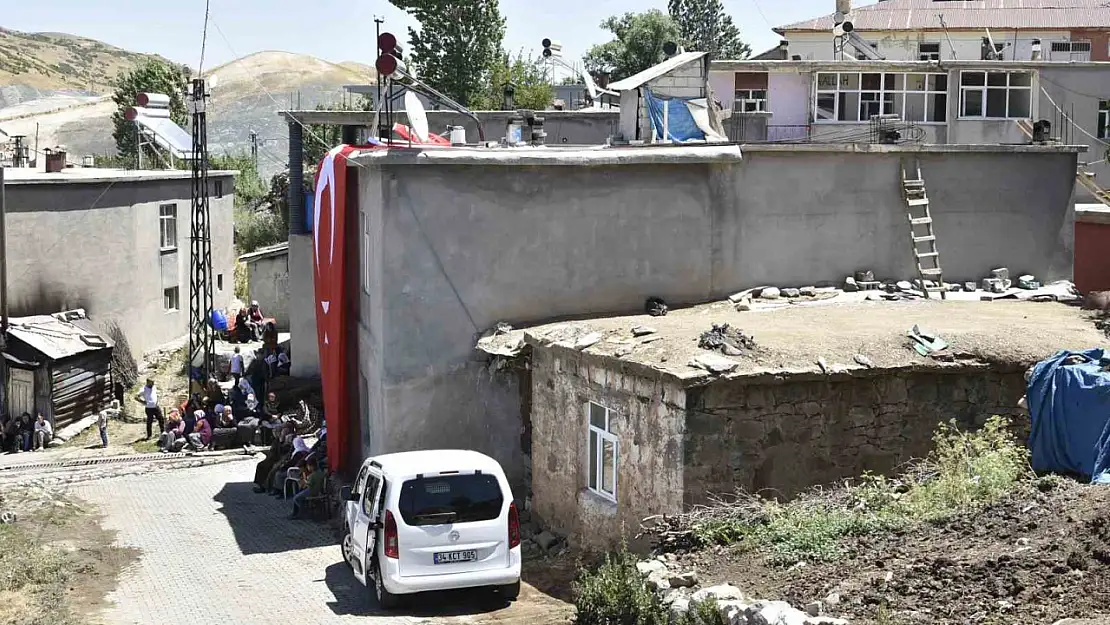 Mutki'de Şehidin Hüzünlü Evinin Önüne Türk Bayrağı Çekildi