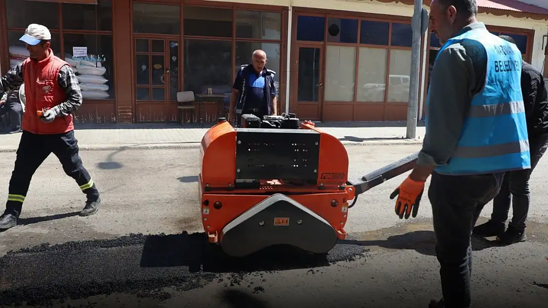 Narman Belediyesi Asfalt Düzeltme Çalışmalarını Sürdürüyor