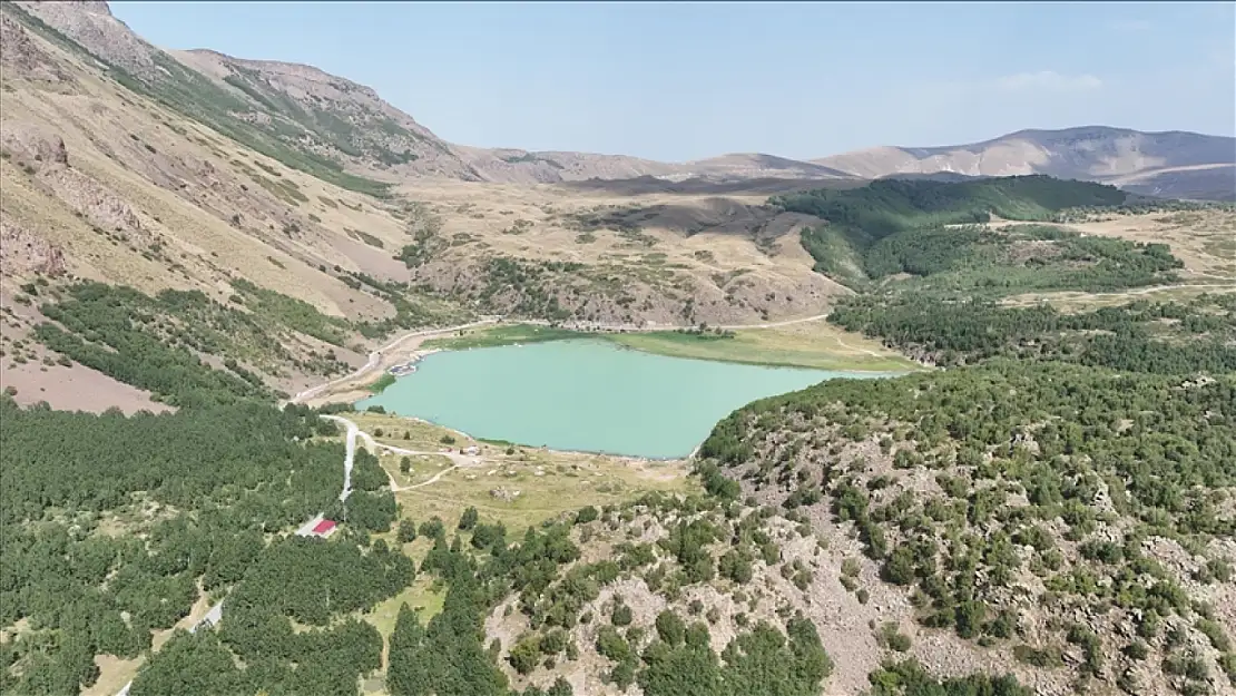 Nemrut Krater Gölü: Doğanın Eşsiz Hazinesi Soğuk İklimle Misafirlerini Bekliyor