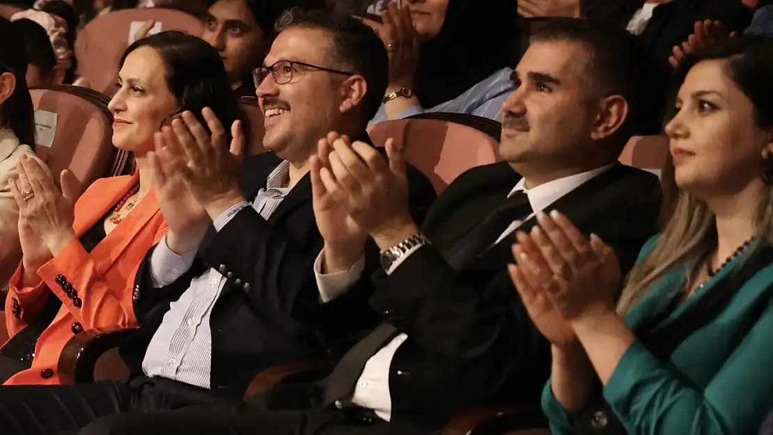 Neşet Ertaş, Iğdır'da Valilik Korosu ile anıldı unutulmaz türkülerle duygusal bir yolculuk yapıldı.