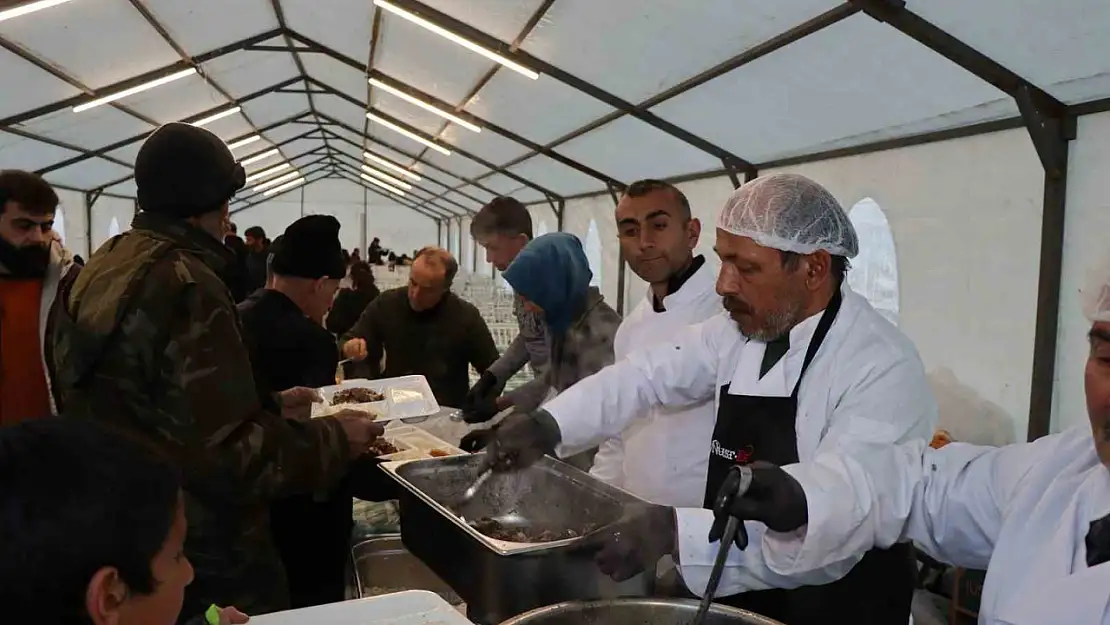 Nusret Gökçe'den Erzurum'da anlamlı ramazan hizmeti