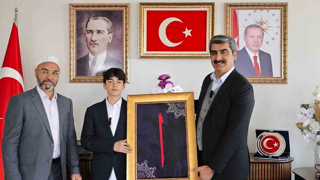 Ödüllerini Filistin için bağışlayan Aşkale'li öğrenci, ezan yarışmasında başarı elde etti!
