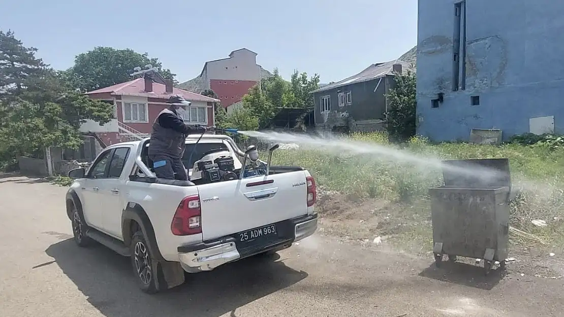 Oltu Belediyesi, Kurban Bayramı'nda hijyen için çöp konteynerlerini düzenli ilaçlıyor