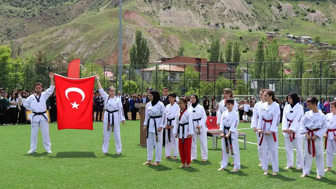 Oltu'da coşkulu 19 Mayıs kutlamalarında gençlerin başarıları ödüllendirildi