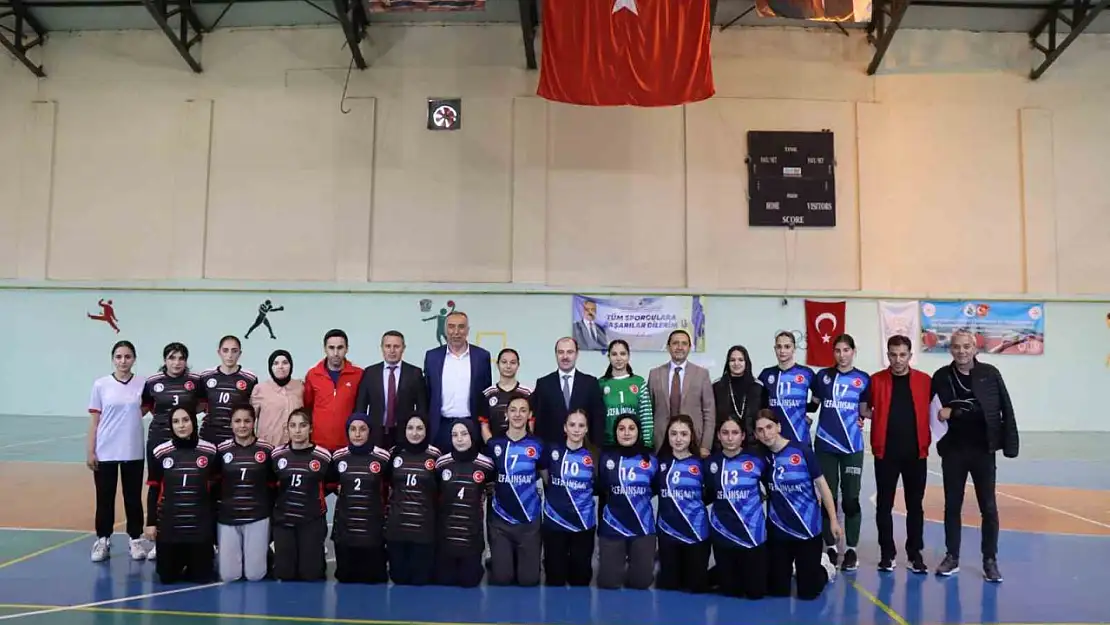 Oltu'da Hentbol Müsabakaları: Anadolu Lisesi ve Fen Lisesi Şampiyonluk Kazandı