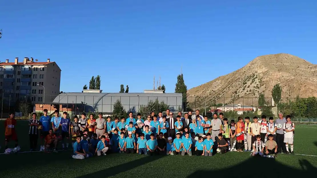 Oltu'da Yaz Kur'an Kursları Futbol Turnuvası dostlukla sona erdi, şampiyon Alaattin Aslan!